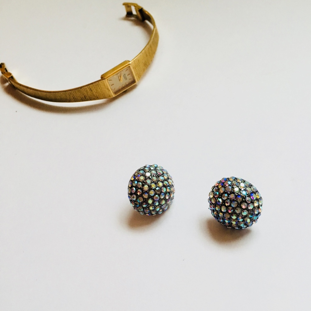 Iridescent dome studs